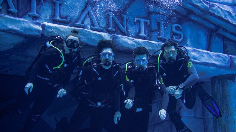 Duikers delen samen een unieke ervaring in Transfo Duiktank.