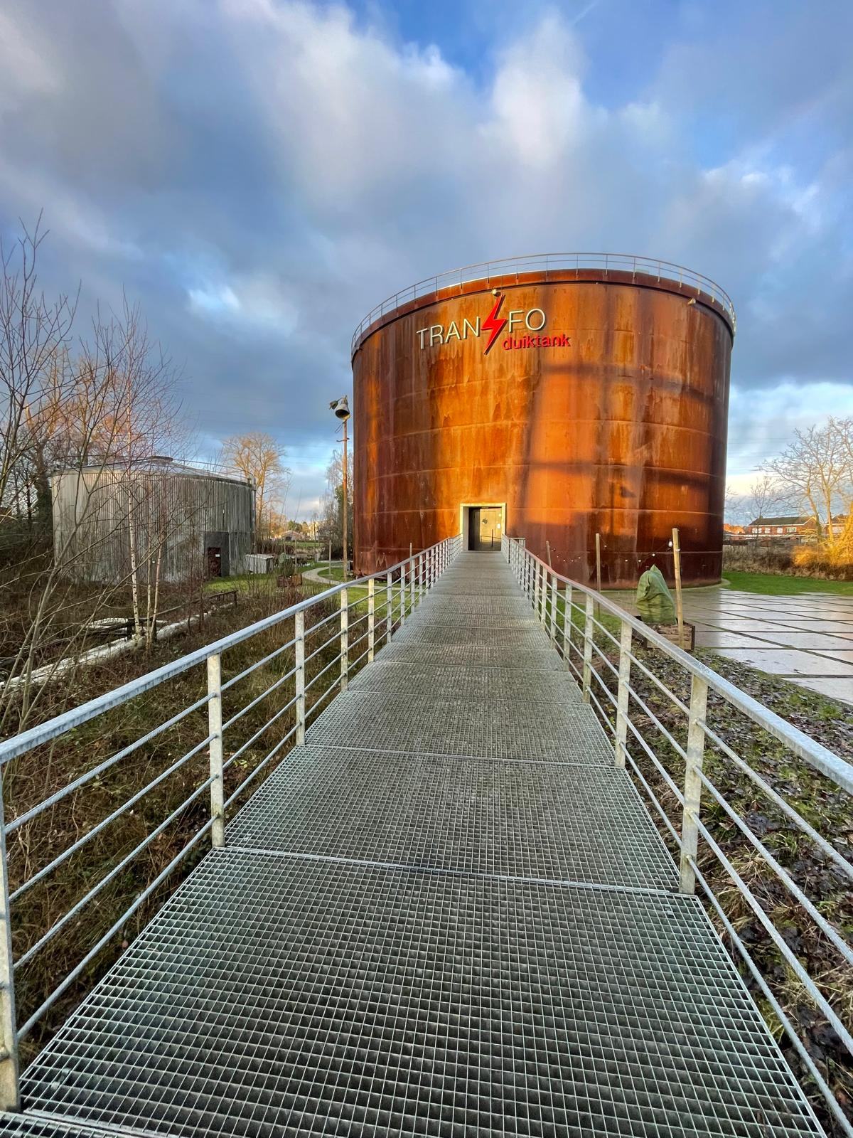 tank-buitenkant-loopbrug-avondzon