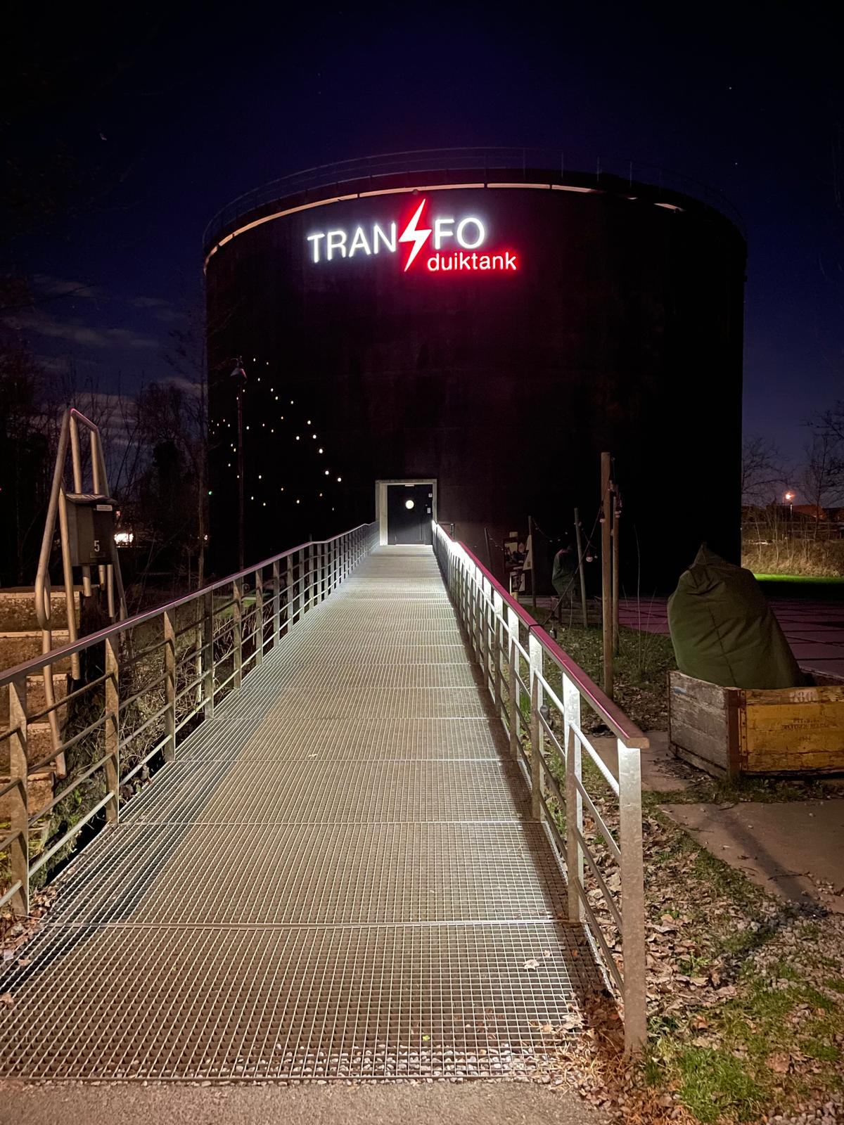 tank-buitenkant-neon-avond