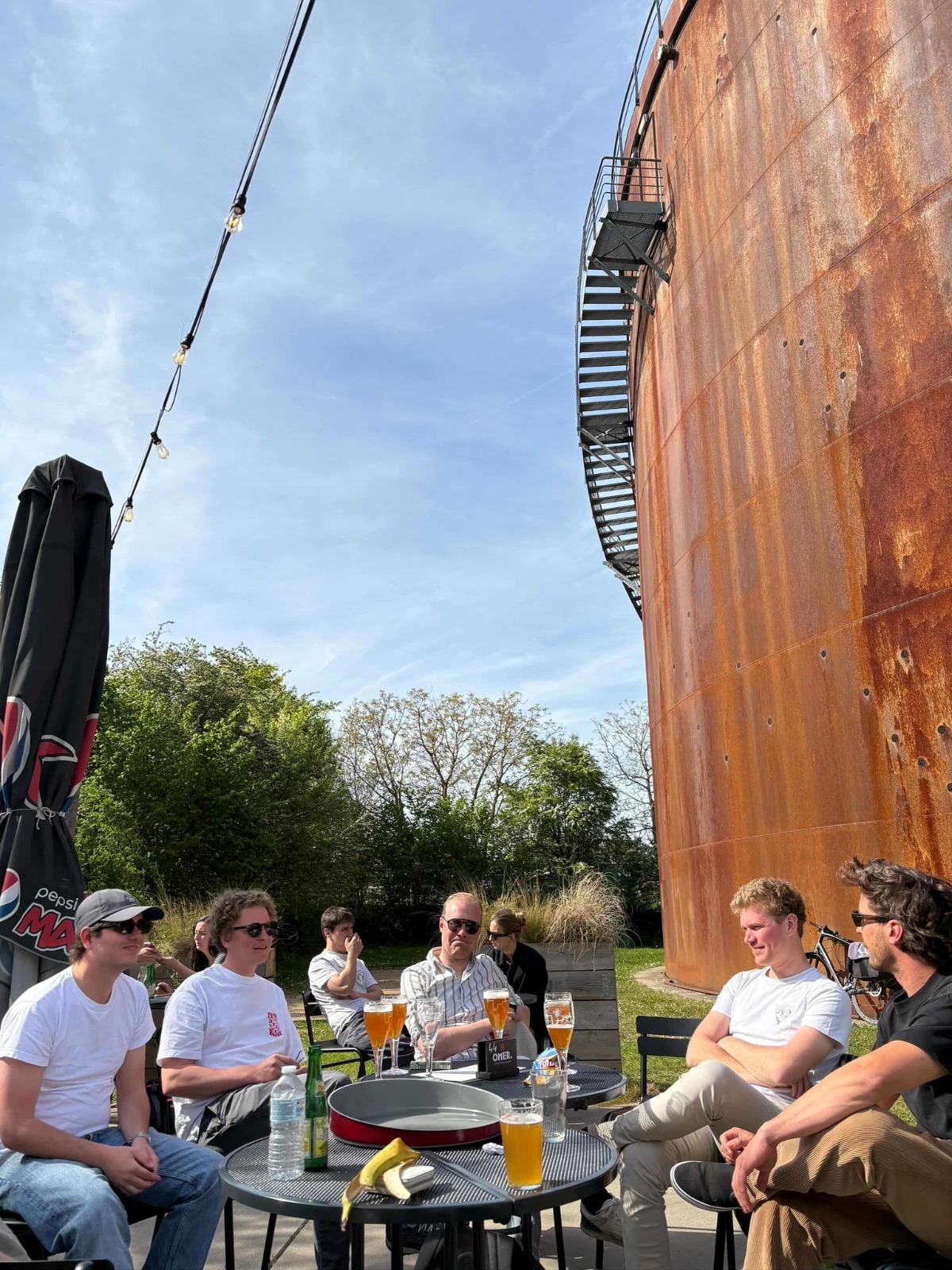 terras-bezoekers-roestige-tank