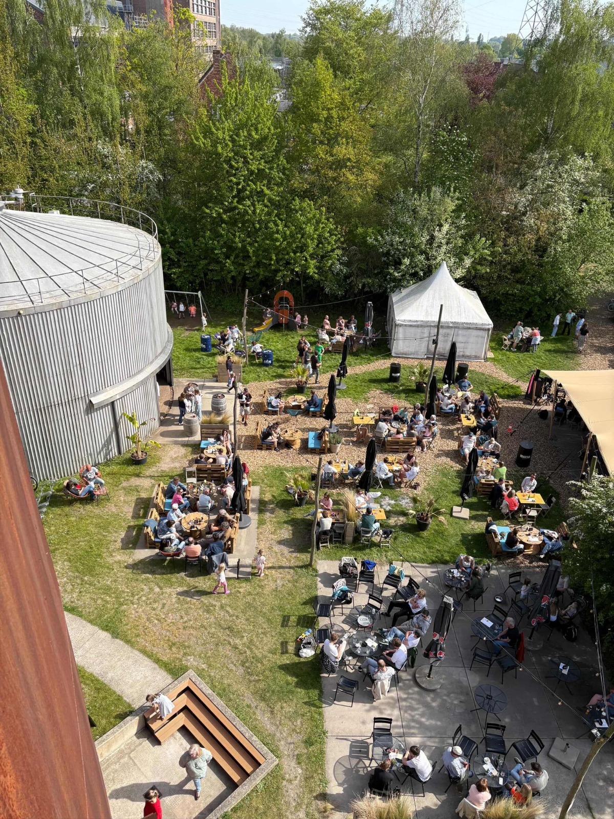 tuinterras-luchtfoto-zomerdag